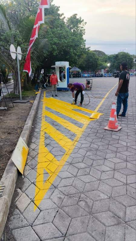 Marka kuning area larangan parkir