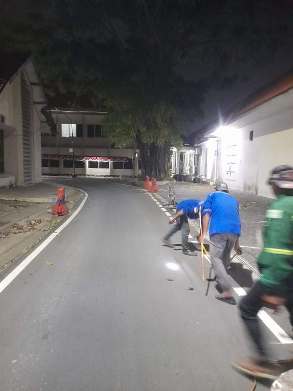 Pengerjaan marka malam hari