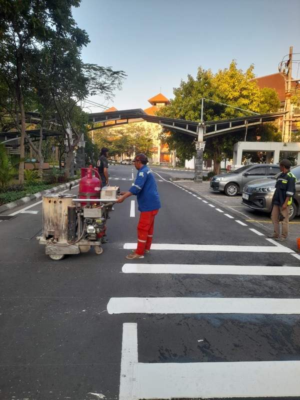 Proses pengecatan zebra cross