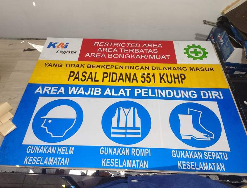 Rambu area terbatas KAI Logistik